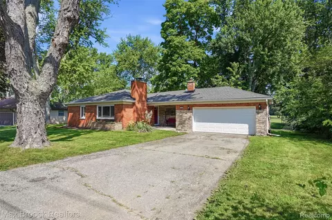 2444 Anders Dr, Waterford, MI 48329