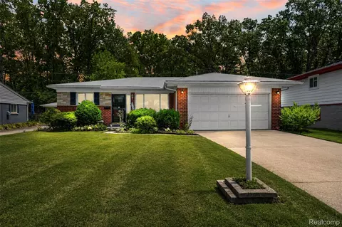 26122 Warner Ave, Warren, MI 48091