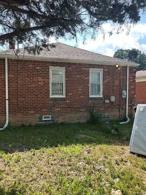 7675 Greenview Ave, Detroit, MI 48228