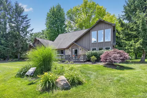 9968 Timothy Ln, Green Oak, MI 48178