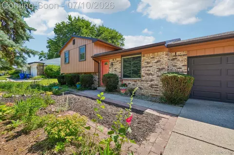 2714 Silverstone Ln, Waterford, MI 48329