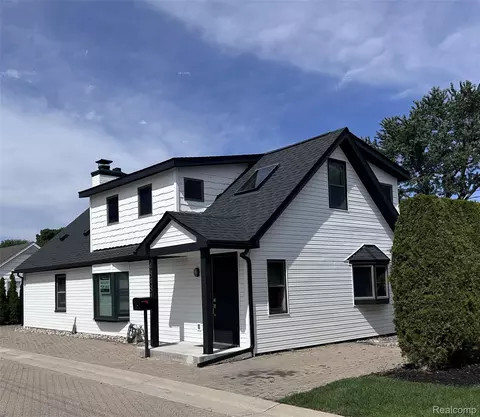 48481 Harbor Dr, Chesterfield, MI 48047