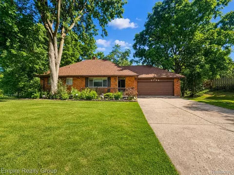 2766 W Huron St, Waterford, MI 48328