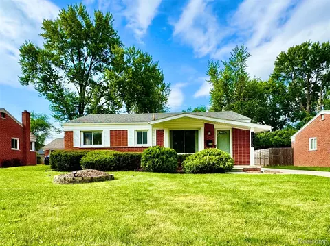 17256 Roseland Blvd, Southfield, MI 48076
