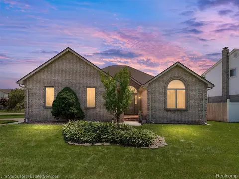 14008 Lakeshore Dr, Sterling Heights, MI 48313