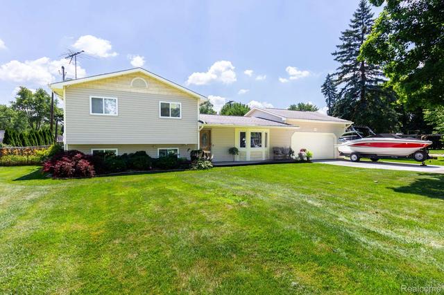 6345 Lanman Dr, Waterford, MI 48329