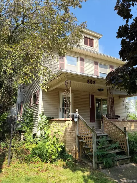 Exterior - 808 Division St, Owosso, MI 48867 photo 2 of 4