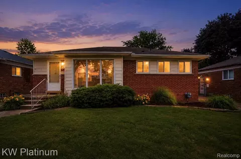 25718 Harmon St, Saint Clair Shores, MI 48081