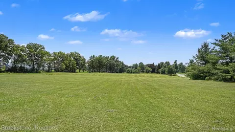 27000 Stancrest Dr, Lyon, MI 48178