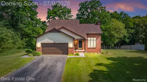 11153 Fieldcrest Meadows Ct, White Lake, MI 48386