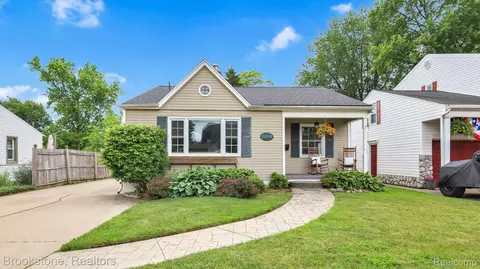 22318 Cedar St, Saint Clair Shores, MI 48081