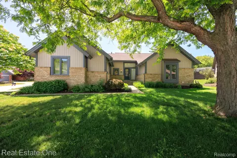 986 River Bend Dr, Rochester Hills, MI 48307