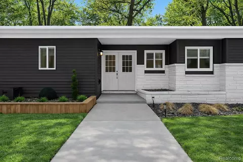 2566 Harrington Rd, Rochester Hills, MI 48307