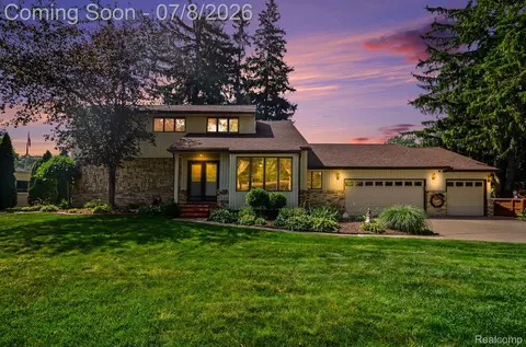 52905 Heatherway Dr, Shelby Township, MI 48316