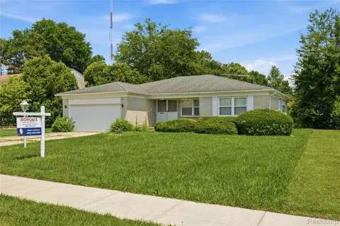 25760 Southwood Dr, Southfield, MI 48075