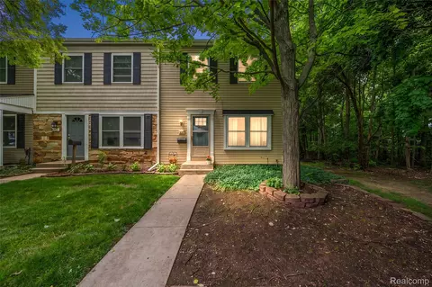 930 Little Hill Ct, Rochester Hills, MI 48307
