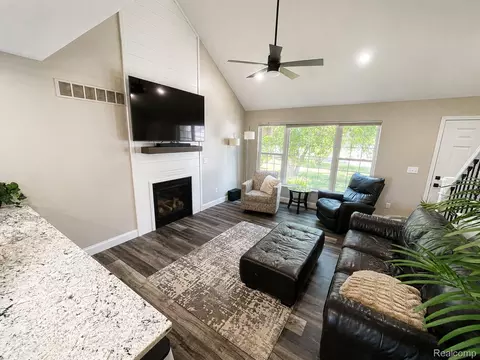 2015 Pauls Ct, Marysville, MI 48040