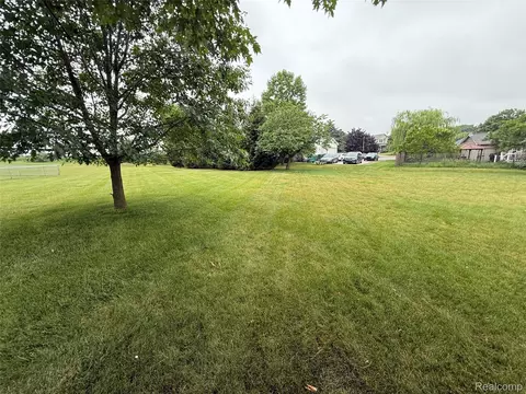 Exterior - 488 Windy Blf, Flushing, MI 48433 photo 6 of 7