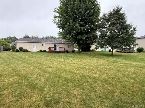 Exterior - 488 Windy Blf, Flushing, MI 48433 photo 4 of 7