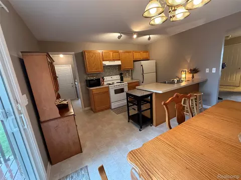 Kitchen - 488 Windy Blf, Flushing, MI 48433 photo 1 of 2