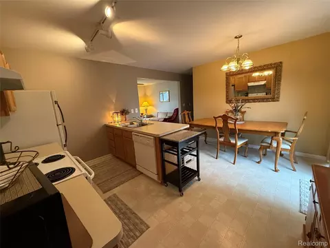 Kitchen - 488 Windy Blf, Flushing, MI 48433 photo 2 of 2