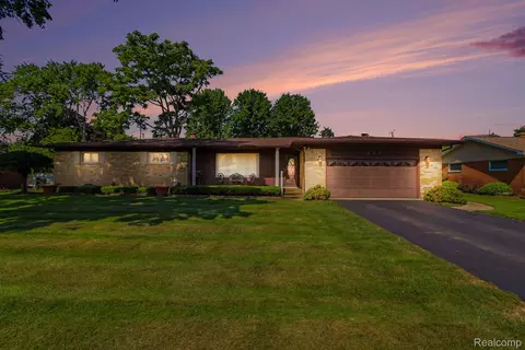 3577 Meadowleigh Ln, Waterford, MI 48329