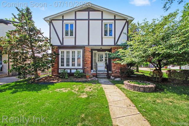 18945 Hilton Dr, Southfield, MI 48075