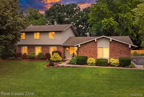 10947 Arbour Dr, Brighton, MI 48114
