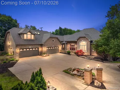 901 Spring Dr, Northville, MI 48167