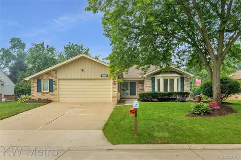 2154 Warrington Rd, Rochester Hills, MI 48307