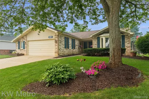 2154 Warrington Rd, Rochester Hills, MI 48307