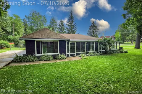 875 S Grey Rd, Auburn Hills, MI 48326