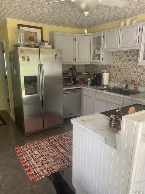 Kitchen - 1285 S Cummings Rd, Davison, MI 48423 photo 3 of 5