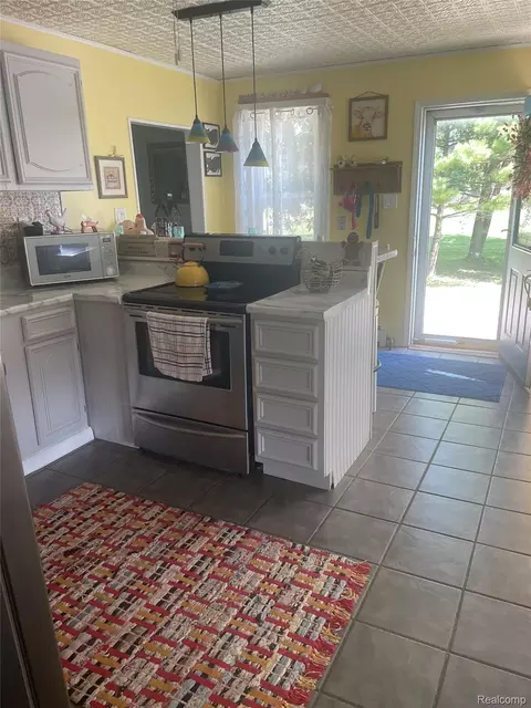 Kitchen - 1285 S Cummings Rd, Davison, MI 48423 photo 2 of 5