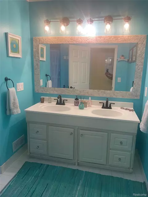 Bath - 1285 S Cummings Rd, Davison, MI 48423 photo 1 of 6