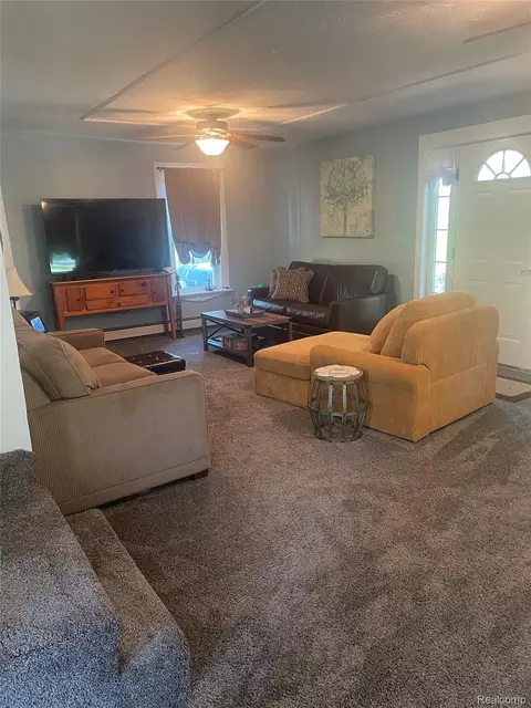 Living - 1285 S Cummings Rd, Davison, MI 48423 photo 1 of 2