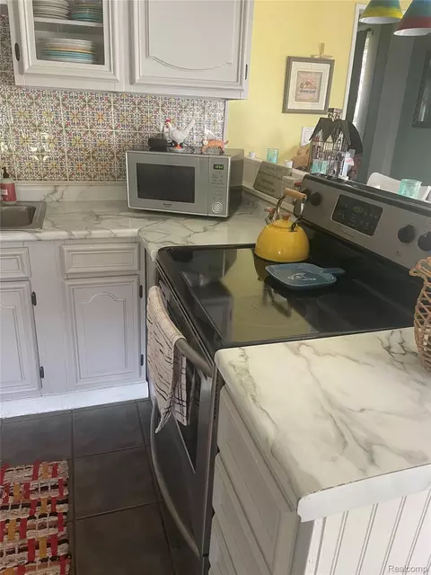 Kitchen - 1285 S Cummings Rd, Davison, MI 48423 photo 5 of 5