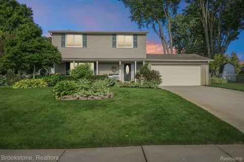 2668 Caterham Dr, Waterford, MI 48329