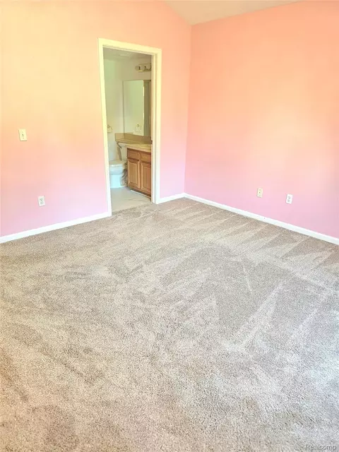 Bedroom - 450 Lilly View Court Ct, Genoa, MI 48843 photo 2 of 4