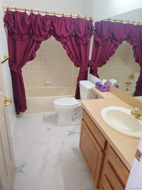Bath - 450 Lilly View Court Ct, Genoa, MI 48843 photo 2 of 6