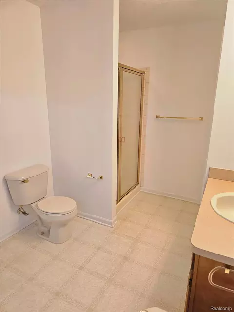 Bath - 450 Lilly View Court Ct, Genoa, MI 48843 photo 5 of 6