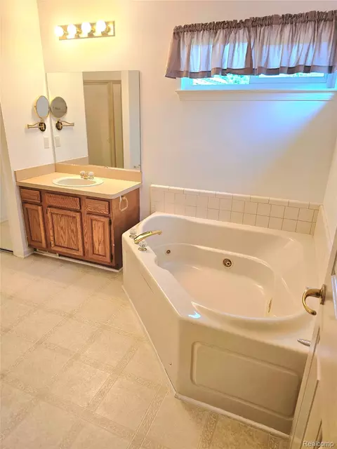 Bath - 450 Lilly View Court Ct, Genoa, MI 48843 photo 3 of 6