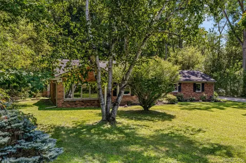 4915 Walnut Lake Rd, West Bloomfield, MI 48323