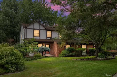 2937 Waterloo Dr, Troy, MI 48084