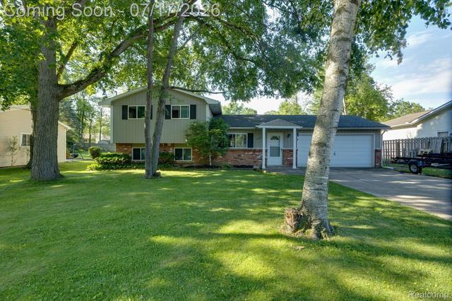 5535 Lake Vista Dr, Waterford, MI 48327