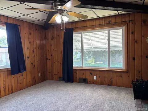 Living - 17588 Quarry St, Riverview, MI 48193 photo 4 of 5