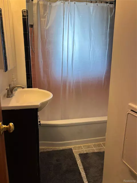 Bath - 17588 Quarry St, Riverview, MI 48193 photo 1 of 2