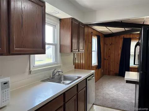Kitchen - 17588 Quarry St, Riverview, MI 48193 photo 2 of 3