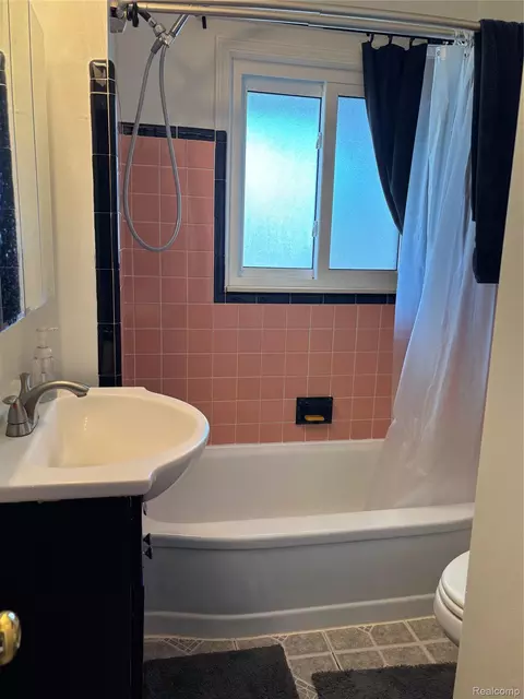 Bath - 17588 Quarry St, Riverview, MI 48193 photo 2 of 2