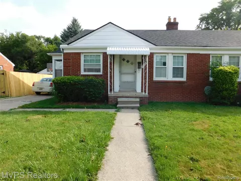 18557 Roscommon St, Harper Woods, MI 48225